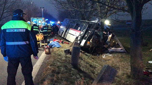 Tragická nehoda autobusu u Horoměřic (12. ledna 2018)