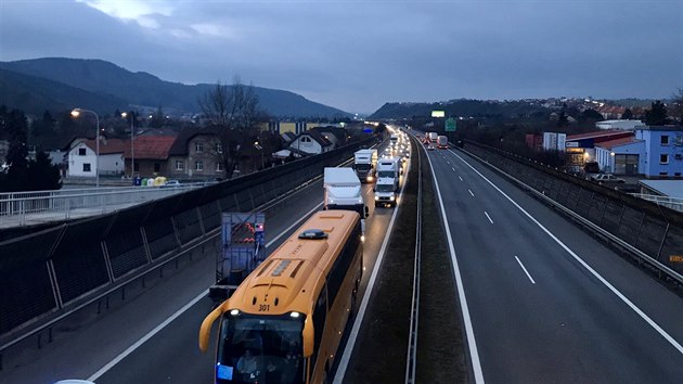 Chodce na dlnici D5 srazil kamion, mu na mst zemel. (15.1.2018)