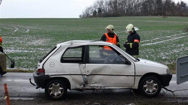 Auto sjelo do potoka v Prhonicch, nikdo v nm nejel (16.1.2018)