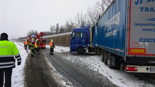 Dlnici D10 uzavela nehoda kamionu (16.1.2018)