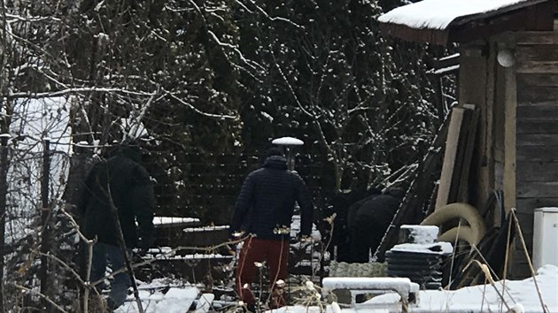 Policie vyetuje vradu v ernolicch u Prahy. Prohledv okol. (17.1.2018)