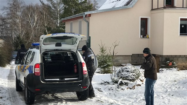 Policie vyetuje vradu v ernolicch u Prahy. Prohledv okol. (17.1.2018)