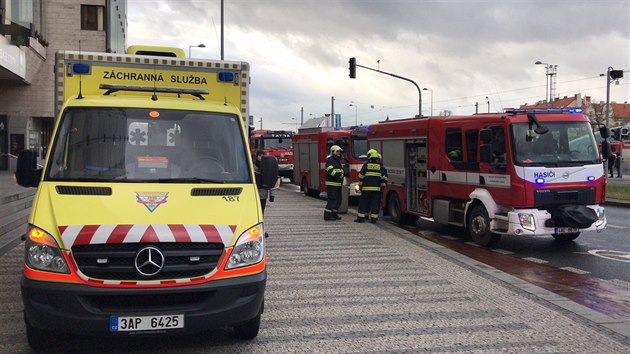 Na Hradansk spadl lovk do kolejit metra. (17.1.2018)