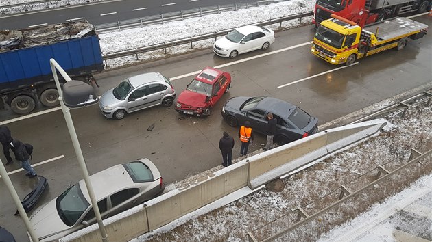 Na Praskm okruhu se srazilo osm aut. (18.1.2018)