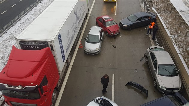 Na Praskm okruhu se srazilo osm aut. (18.1.2018)