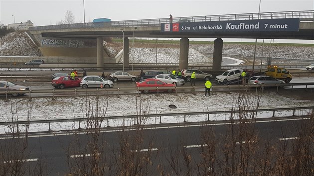 Na Praskm okruhu se srazilo osm aut. (18.1.2018)