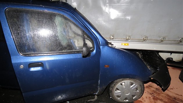 idi osobnho auta u Studen Louky zezadu naboural do nkladnho vozu, jeho skov nstavba sten rozdrtila kabinu a uvznila ho uvnit.