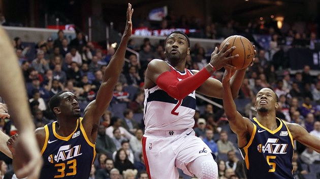 John Wall (uprosted) z Washingtonu to na ko Utahu mezi Ekpem Udohem (vlevo) a Rodneym Hoodem.