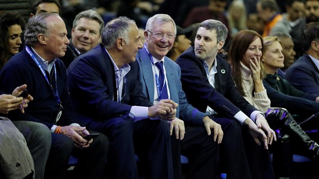 Londnsk duel NBA mezi Bostonem a Philadelphi navtvil i Alex Ferguson (uprosted).