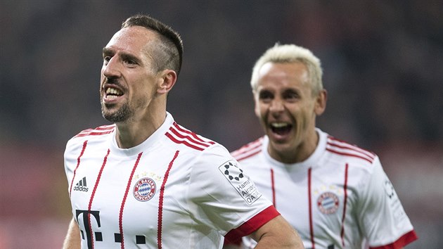 Franck Ribry (vlevo) a Rafinha z Bayernu se raduj z glu proti Leverkusenu.