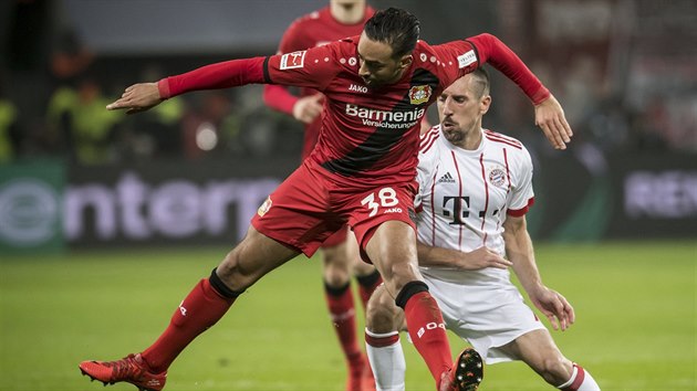 Franck Ribry (v blm) z Bayernu atakuje Karima Bellarabiho z Leverkusenu.