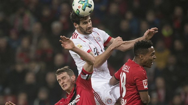 Javi Martinez z Bayernu peskoil Larse Bendera (vlevo) a Wendella z Leverkusenu.