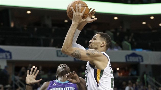 Thabo Sefolosha (vpravo) z Utahu to kolem Johnnyho O'Bryanta III. z Charlotte.