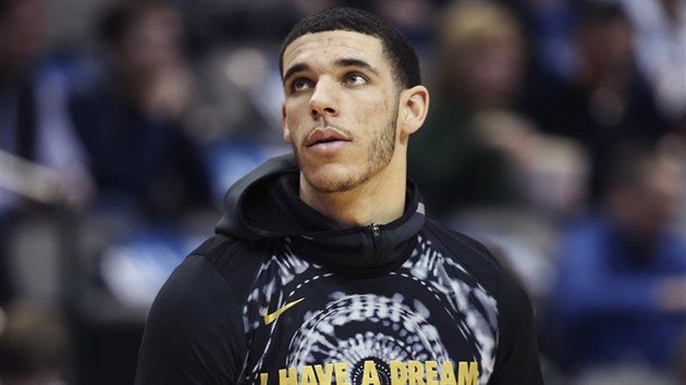 Lonzo Ball z LA Lakers v mikin oslavujc Martina Luthera Kinga.