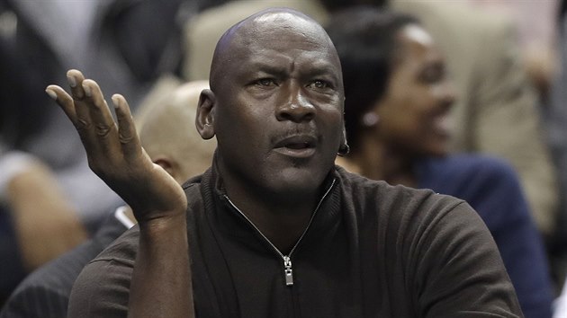 Michael Jordan, majitel Charlotte Hornets, nesouhlas s rozhodm.