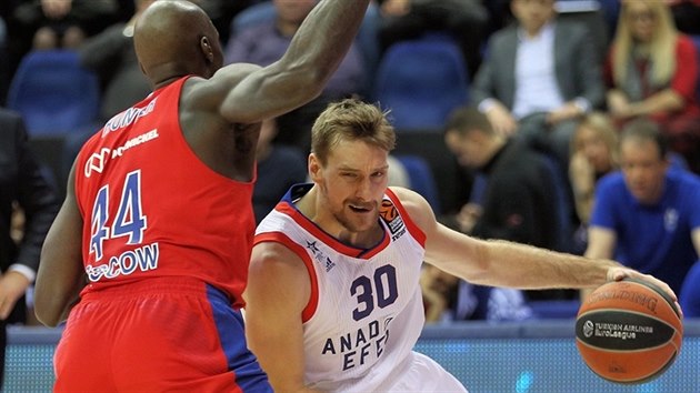 Zoran Dragi (vpravo) z Anadolu Efes Istanbul obchz Othella Huntera z CSKA Moskva.