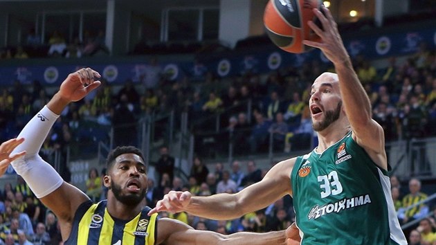 Nick Calathes (vpravo) z Panathinaikosu Atny zakonuje kolem Jasona Thompsona z Fenerbahce Istanbul.