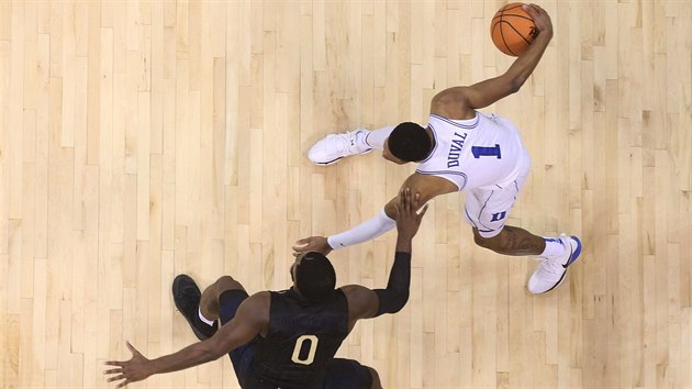 Trevon Duval (1) z Duke se sna pekonat Jareda Wilsona-Framea (0) z Pittsburghu.