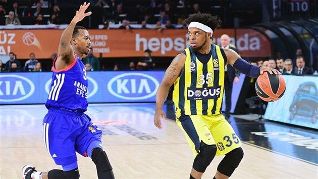 Bobby Dixon (vpravo) z Fenerbahce to kolem Erricka McColluma z Anadolu.