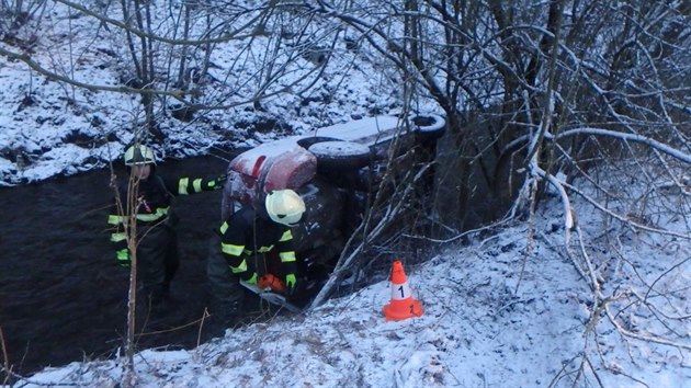 Nehoda osobního vozu v Panské Habrové u Rychnova nad Kněžnou (16.1.2018).