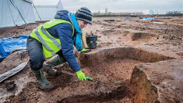 Archeologové našli pod budoucí dálnicí D11 mezi Hradcem Králové a Jaroměří tisíce předmětů.