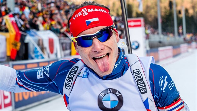 Český biatlonista Ondřej Moravec a jeho typická oslava po druhém místě ve vytrvalostním závodu v Ruhpoldingu