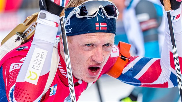 Norský biatlonista Johannes Thingnes Bö v cíli vytrvalostního závodu v Ruhpoldingu