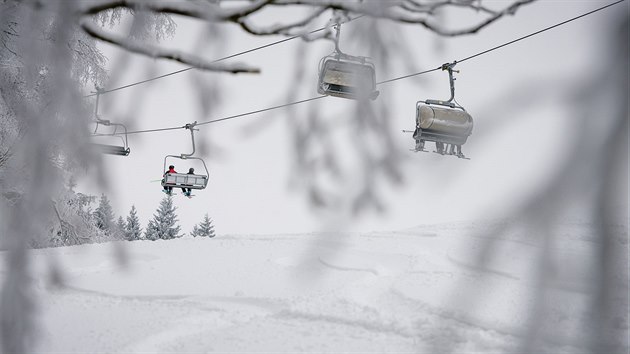 Spole�nost Sport profi po�ídila lanovku pro sjezdovky v De�tném v Orlických...