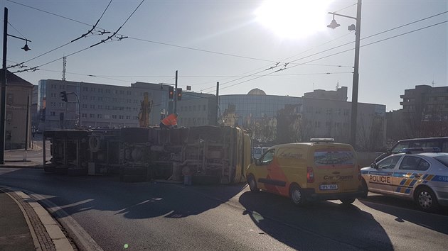 Nákladní vůz převážející popel se krátce po desáté hodině převrátil na bok. Nehoda se stala na křižovatce ulic Lobezská a Železniční.