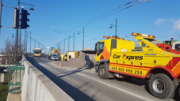 Nkladn vz pevejc popel se krtce po dest hodin pevrtil na bok. Nehoda se stala na kiovatce ulic Lobezsk a eleznin.