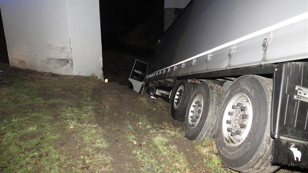 Polský řidič kamionu sjel za Švihovem do potoka. Příčinou nehody byla rychlá jízda.