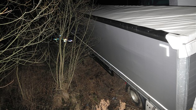 Polský řidič kamionu sjel za Švihovem do potoka. Příčinou nehody byla rychlá jízda.