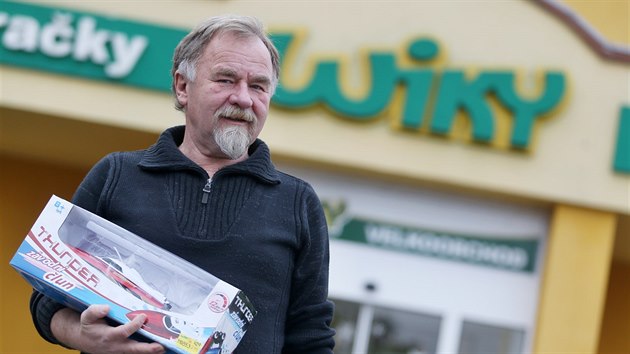 Josef Kouřil z Kyjova v roce 1991 založil firmu Wiky, která se zbývá prodejem hraček. Později přibral i kancelářské potřeby.