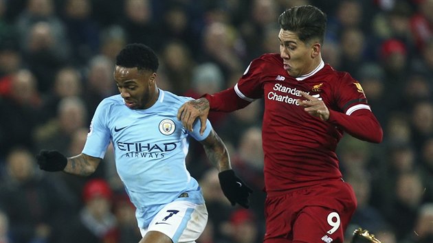 Liverpoolsk tonk Roberto Firmino se pokou zastavit Raheema Sterlinga z Manchesteru City.