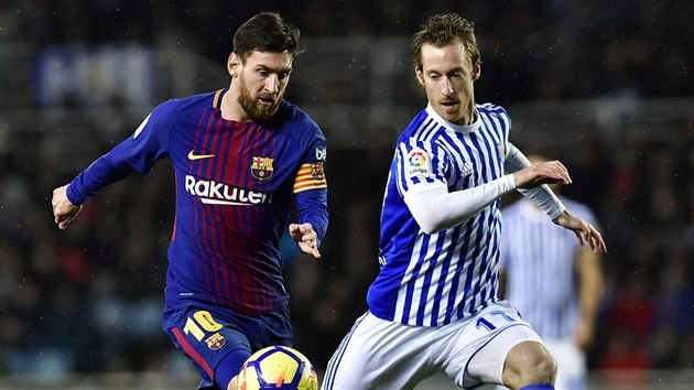 Barcelonsk kapitn Lionel Messi v akci bhem utkn proti Realu Sociedad. O balon se ho sna obrat David Zuturuza.