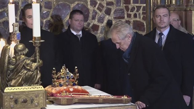 Zeman u klenot potet. Vyzvedl je s dalmi pti klnky