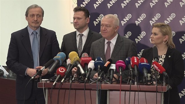 Ta��na Mal� na vl�dn� tiskov� konferenci domovsk�ho hnut� ANO.