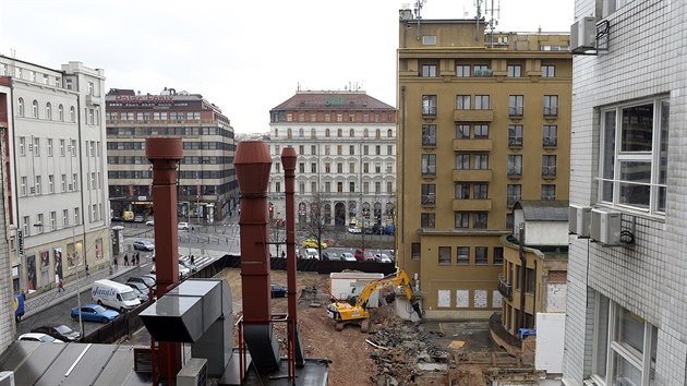 Na místě zbouraného domu (uprostřed na snímku ze 17. ledna) na rohu Opletalovy ulice a Václavského náměstí začal investor s přípravnými pracemi.