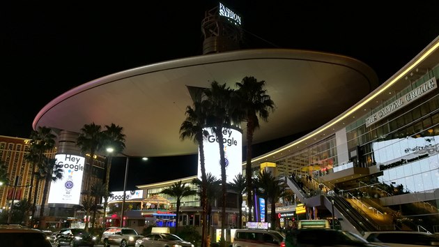 Reklamy byly v různých velikostech a podobách, zde třeba na podpěrných sloupech obchodního centra Fashion Show Mall v centru Vegas. 