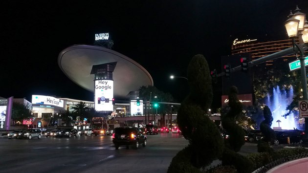 Reklamy byly v různých velikostech a podobách, zde třeba na podpěrných sloupech obchodního centra Fashion Show Mall v centru Vegas. 