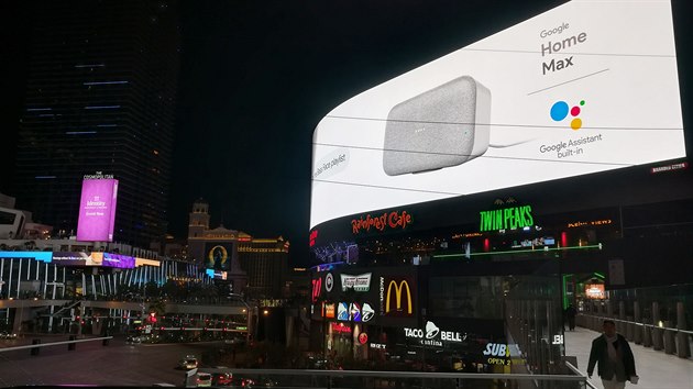 Na hlavn td v Las Vegas, pojmenovan Strip, se na obch zobrazovach stdaly reklamy na samotnho asistenta v podob volacho "Hey Google", i rzn produkty (rovky Philips Hue, spnan zsuvky TP-Link, termostaty Honeywell) s integrovanm asistentem.