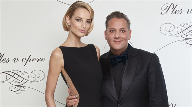 Modelka Michaela Kocianová a šéf Elite Model Look Saša Jány na bratislavském Plese v Opeře (13. ledna 2018)