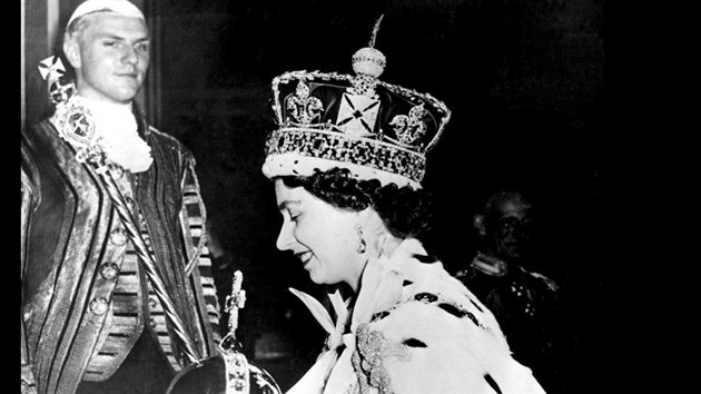 I kdy se krlovnou stala de facto u 6. nora 1952 po smrti Jiho VI., korunovace se odehrla a nsledujcho roku v ervnu ve Westminsterskm opatstv. Krlovnu zdobily tk hermelnov pl᚝, Sttn koruna britskho impria, jablko a ezlo.