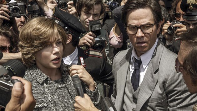 Michelle Williamsov� a Mark Wahlberg ve filmu V�echny prachy sv�ta (2017)