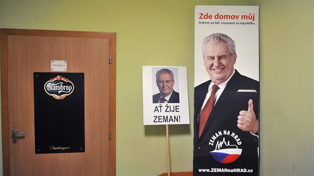 Příznivci Miloše Zemana z Nového Veselí, kde má úřadující prezident chalupu. Volby sledovali v letos znovuotevřené hospodě U Prezidenta.
