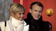 Francouzský prezident Emmanuel Macron a jeho �ena Brigitte v Pekingu (8. ledna...