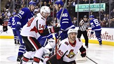 Gabriel Dumont z Ottawy slaví sv�j gól proti Torontu.