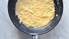 Jakmile získá omeleta strukturu hodně řídkých míchaných vajec, nechte ji stát...