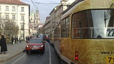 Stojící kolona aut a tramvají na praském Újezdu (1.11.2010)