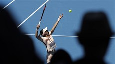 Markéta Vondrouová podává ve druhém kole Australian Open.